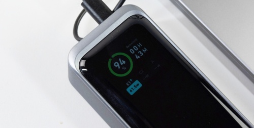 給電中の様子。現在の残量が94%で、61.5Wの出力だとあと43分給電できる。残り時間や残量、出力がひと目で分かる。