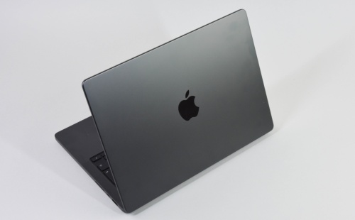 今回借りたモデルの色は「スペースブラック」。アルミ切削で美しい外観だ。