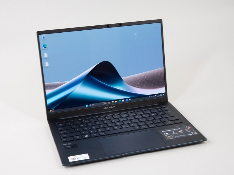 ASUSがPC新製品を展示、タッチパッドにテンキー搭載の「ZenBook ASUSがPC新製品を展示、タッチパッドにテンキー搭載の「ZenBook