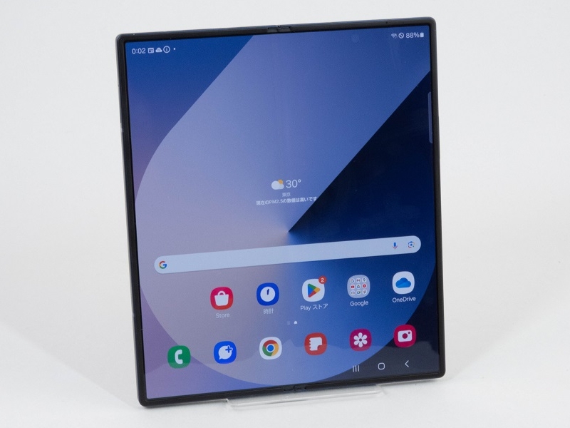 畳んで使えるスマホ「Galaxy Z Fold3 5G」はまるで手帳、不満は
