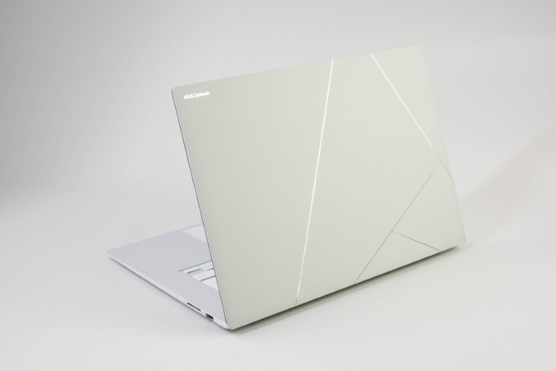 ASUSの超高性能ノート「Zenbook S 16」、大画面で極薄ながらも残る課題 | 日経クロステック（xTECH）