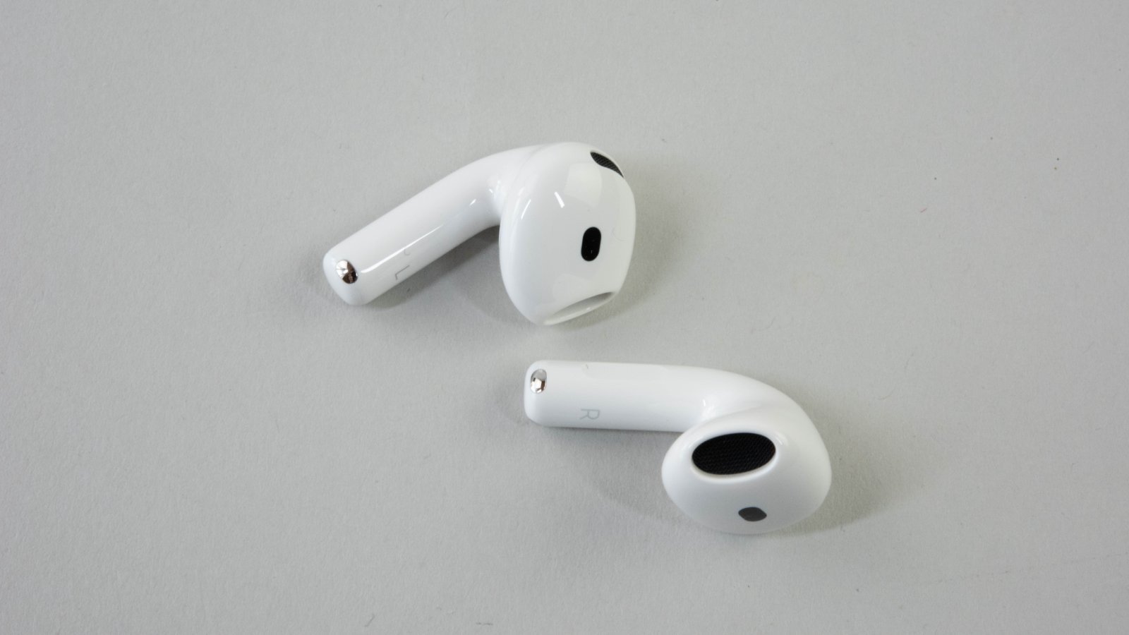 AirPods 4」は開放型の軽さとノイキャンを両立、歴代モデルとの違いを