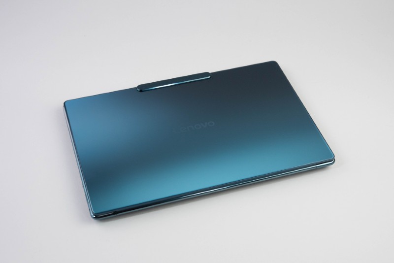 美しくコンパクトな14型ノート「Yoga Slim 9i Gen 10」、縁の細さに