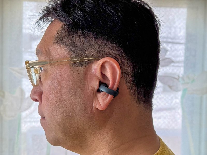 イヤーカフ型「Soundcore AeroClip」、イヤホン着けたまま買い物して眼鏡もOK