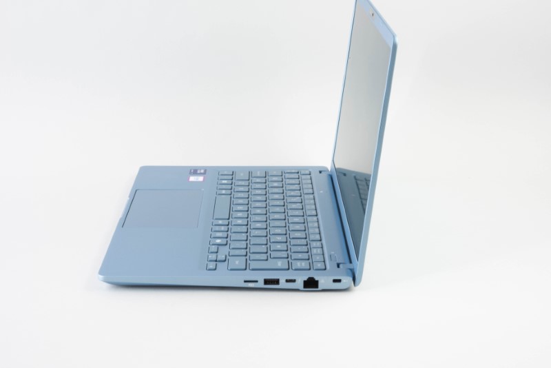 13.3型モバイルノート「dynabook G8」、新色の800グラム台で拡張性高い