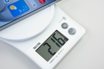 左のGalaxy S26 Ultraのほうが少し軽い。