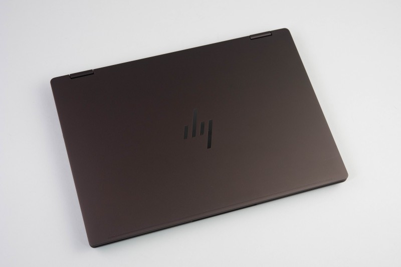 2in1ノートPC「HP OmniBook X Flip 14-kc」、濃い茶色で性能バランスも