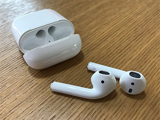 Qi対応の第2世代AirPods、充電時間を測ってみた | 日経クロス Qi対応の第2世代AirPods、充電時間を測ってみた | 日経クロス