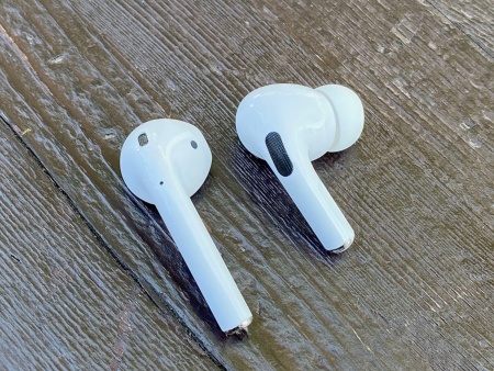 AirPods（左）とAirPods Pro（右）。装着時に耳から外に出る棒状の部分は1cmほど短くなっている