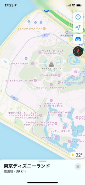 東京ディズニーランド。施設内の通路や緑の場所が詳細に表示されている。施設内でアトラクションに向かう最短ルートなども検索可能だ