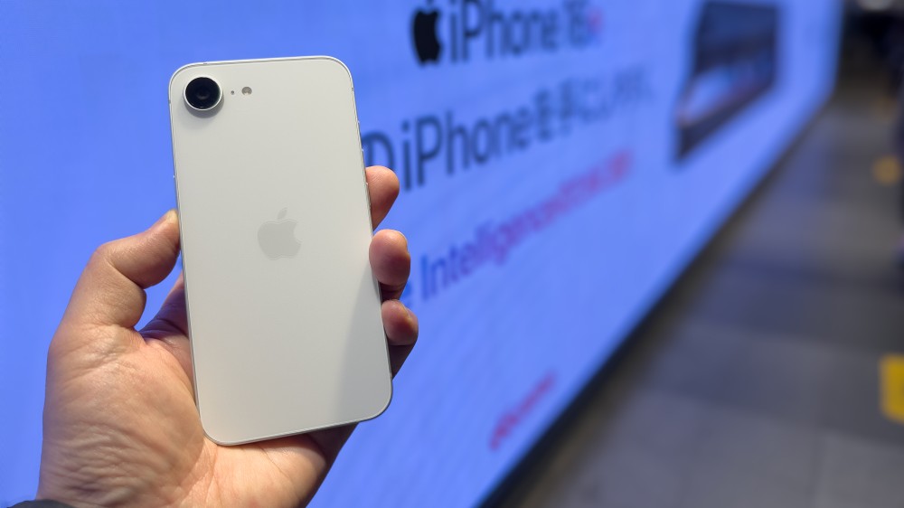 iPhone 16e」を徹底レビュー、シンプルなデザインとバッテリーの持ちが