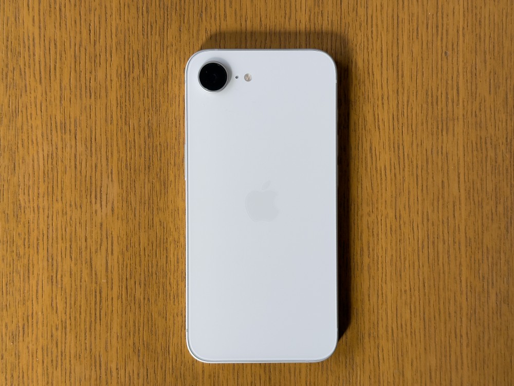 iPhone 16e」を徹底レビュー、シンプルなデザインとバッテリーの持ちが