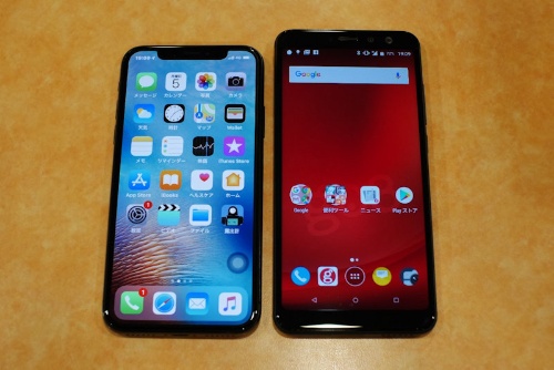 g08（左）とiPhone X（右）を並べてみた