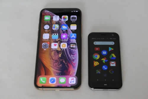 画面サイズが5.8インチのiPhone XS（左）と比べた