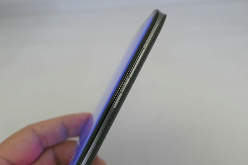 液晶のシャープがついに有機elスマホ Aquos Zeroに10万円の価値はあるか 2ページ目 日経クロステック Xtech