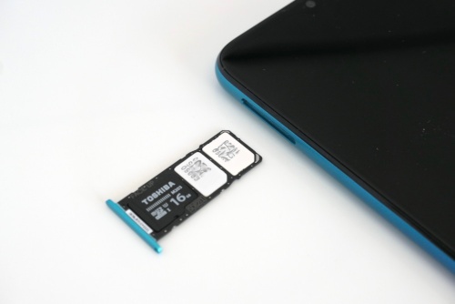 2枚のnanoSIMに加えて、microSDも同時に装着できるトリプルスロットを搭載