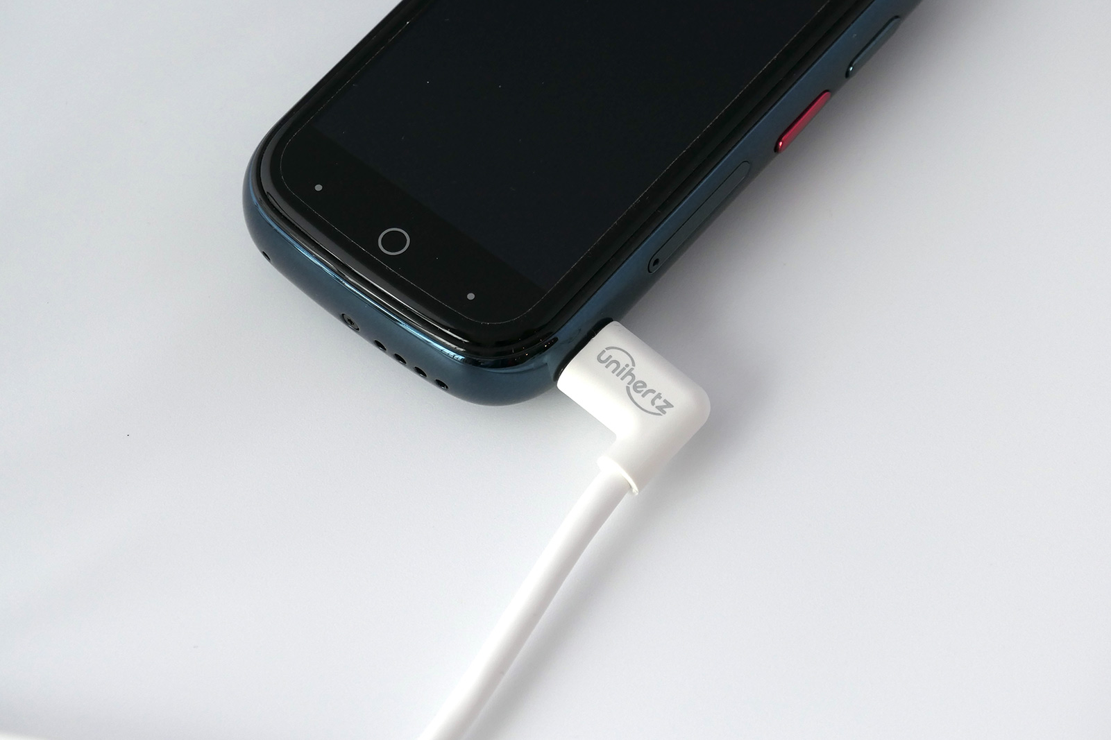 超小型でもスマホの標準機能はフル装備、FeliCaも使えるSIM