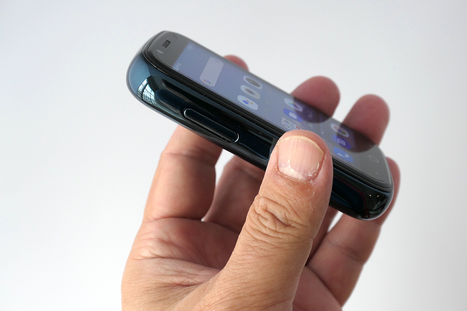 超小型でもスマホの標準機能はフル装備、FeliCaも使えるSIM