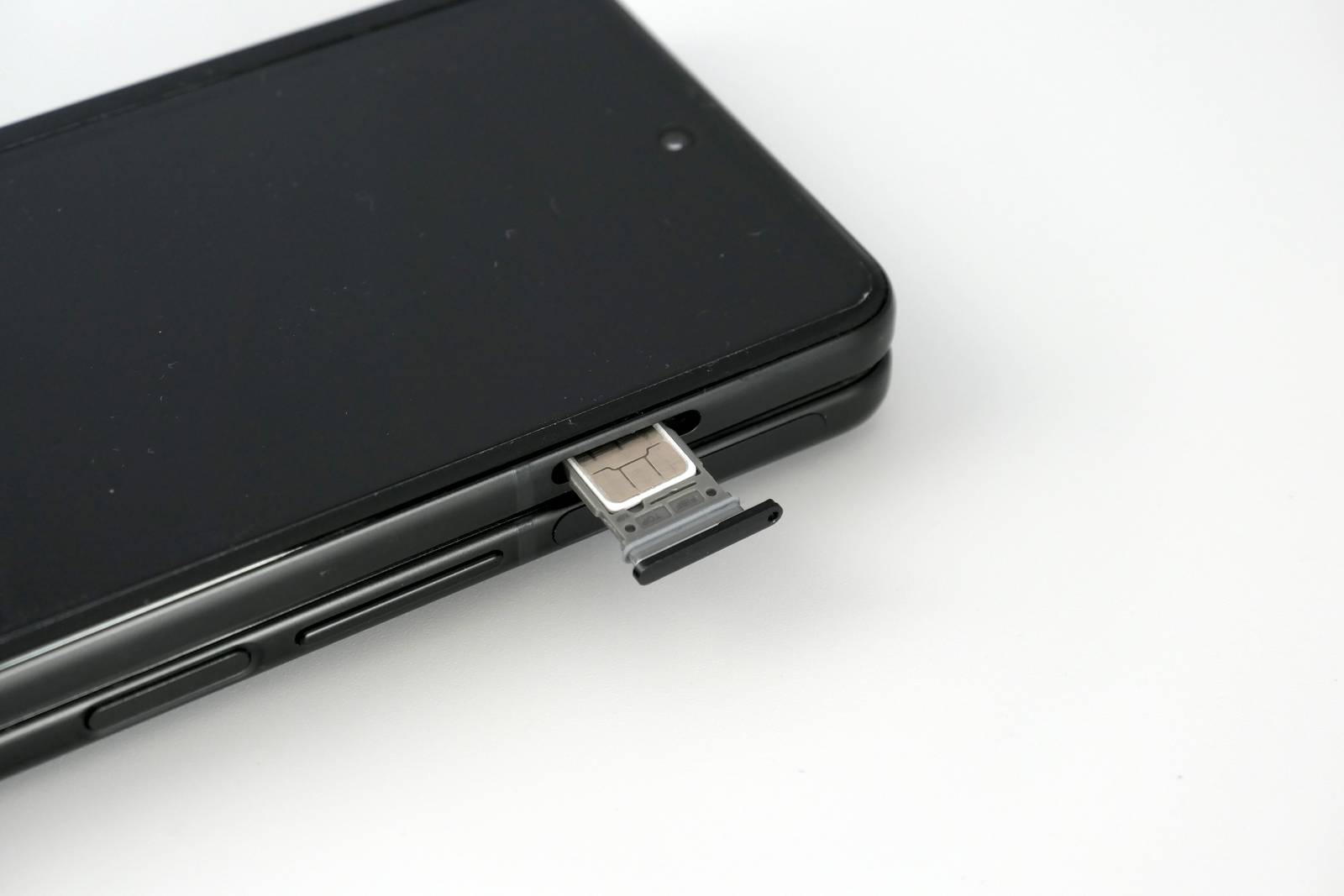 SIMスロットにはnanoSIMを1枚挿せて、microSDには非対応