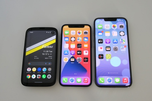 左からBALMUDA Phone、iPhone 12 mini、iPhone 13 Pro。iPhone 12 miniはiPhone 13 miniと同じく画面サイズは5.4インチだが、BALMUDA Phoneはそれよりもひと回り小さい