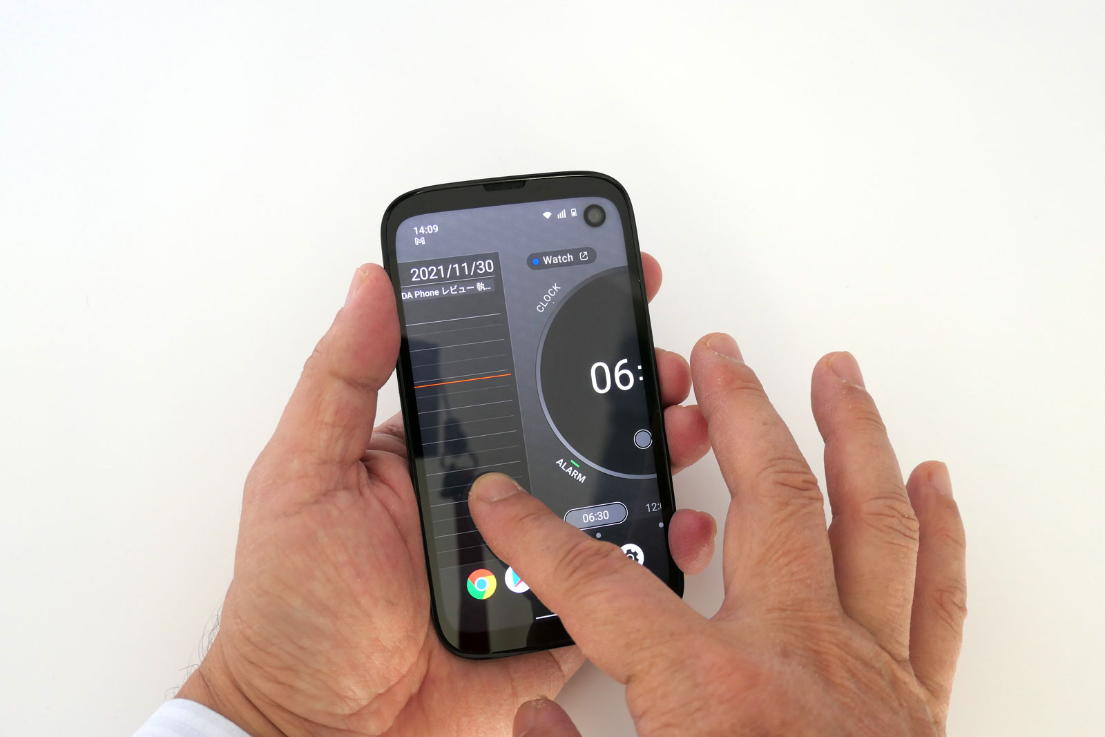 バルミューダ初のスマホ「BALMUDA Phone」に10万円超の価値はあるのか