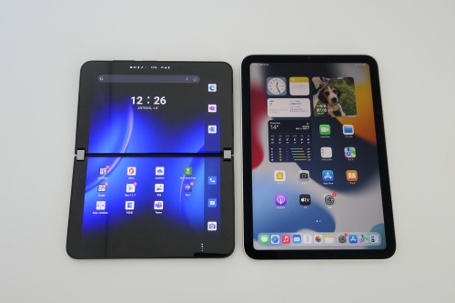 左がSurface Duo 2で、右がiPad mini（第6世代）。開くとタブレットに近いサイズ感だ