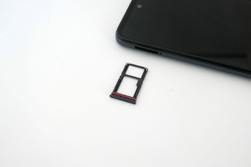 デュアルSIMスロットを搭載。microSDカードは2枚目のSIMの排他利用となる