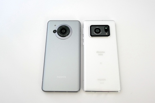 左がAQUOS R7、右がAQUOS R6。カメラ部のデザインが大きく変更された