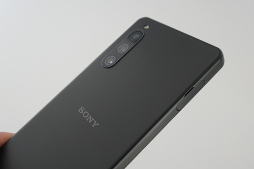 背面はすりガラスのようなマットな質感