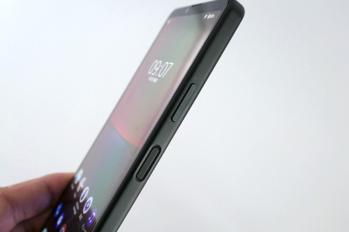 右側面には音量ボタンと電源ボタンを搭載。電源ボタンは指紋センサーを兼ねる。なお、顔認証には対応していない