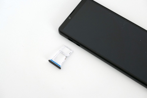 左側面のスロットはSIMピンを使わずに開閉でき、nanoSIMとmicroSDを装着できる