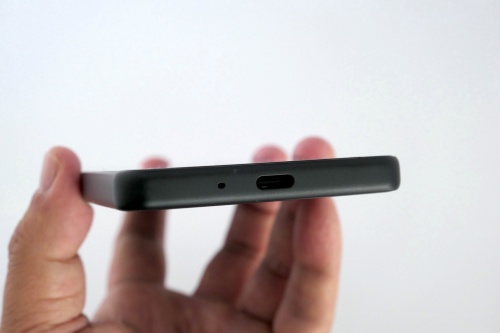 底部にはUSB Type-Cポートを搭載。スピーカーはここではなく、ディスプレーの下にある