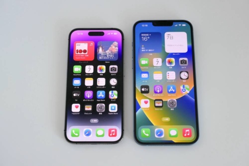 左が6.1インチ画面のiPhone 14 Pro（iPhone 14と同じ画面サイズ）、右が6.7インチ画面のiPhone 14 Plus