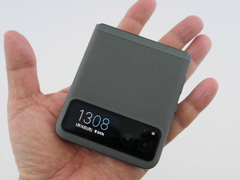 高コスパの折り畳みスマホ「motorola razr 40」、上位モデルにないアノ機能を搭載