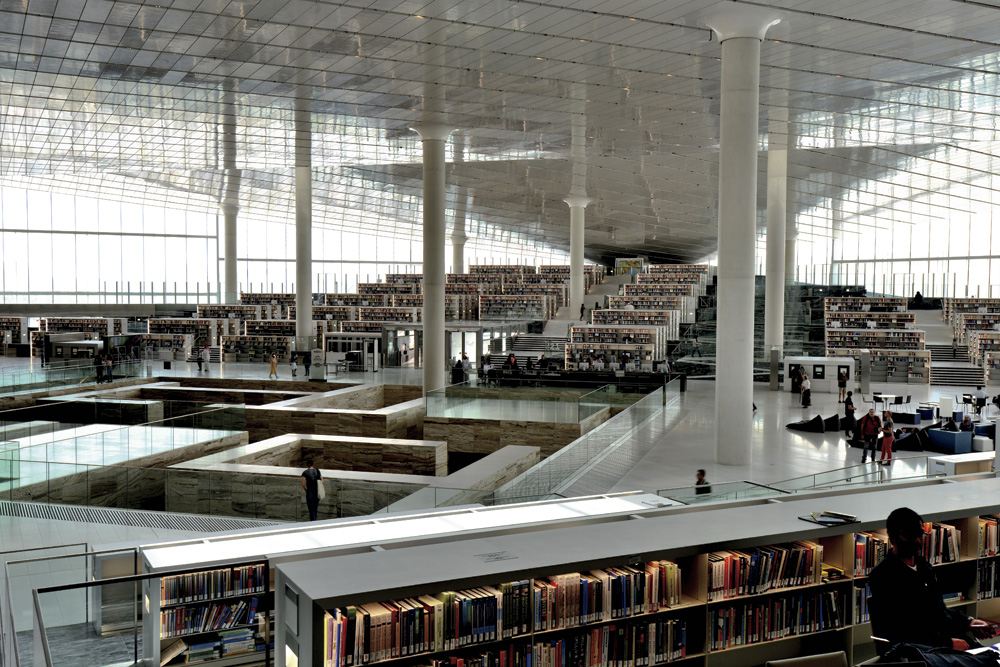 Oma設計の巨大図書館 段状の書棚が広場を囲む 日経クロステック Xtech Oma設計の巨大図書館 段状の書棚が広場を囲む 日経クロステック Xtech