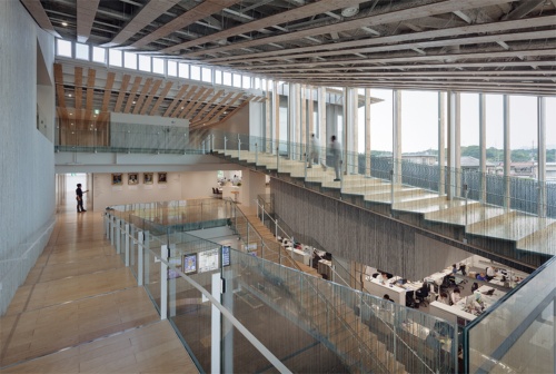 富岡市役所の行政棟のエントランスまわり。3層吹き抜けで、2階と3階をつなぐ階段からは街の風景を眺められる（写真：吉田 誠）