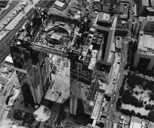 施工後半、山場となる空中展望台のリフトアップを終えた梅田スカイビル。1992年5月下旬撮影。JR大阪駅の北側、梅田貨物駅に隣接した約4.1ヘクタールに開発した「新梅田シティ」の核となるツインタワー。93年7月に開業し、今年7月2日に開業25周年を迎えた（写真：三島 叡）