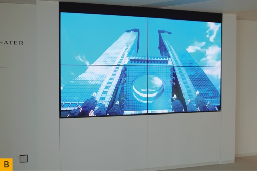 B：40階の大型モニターに投影されるアニメーション「空へ」の1シーン（写真：日経アーキテクチュア）