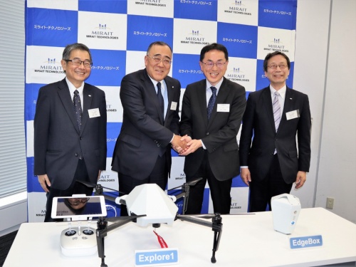 中央左がミライト・テクノロジーズの髙畠宏一代表取締役社長。中央右がコマツのスマートコンストラクション推進本部の村上和哉主幹(写真:日経コンストラクション)