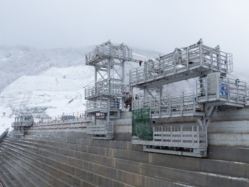 階段状の堤体でコンクリート打設を高速化 日経クロステック Xtech 階段状の堤体でコンクリート打設を高速化 日経クロステック Xtech