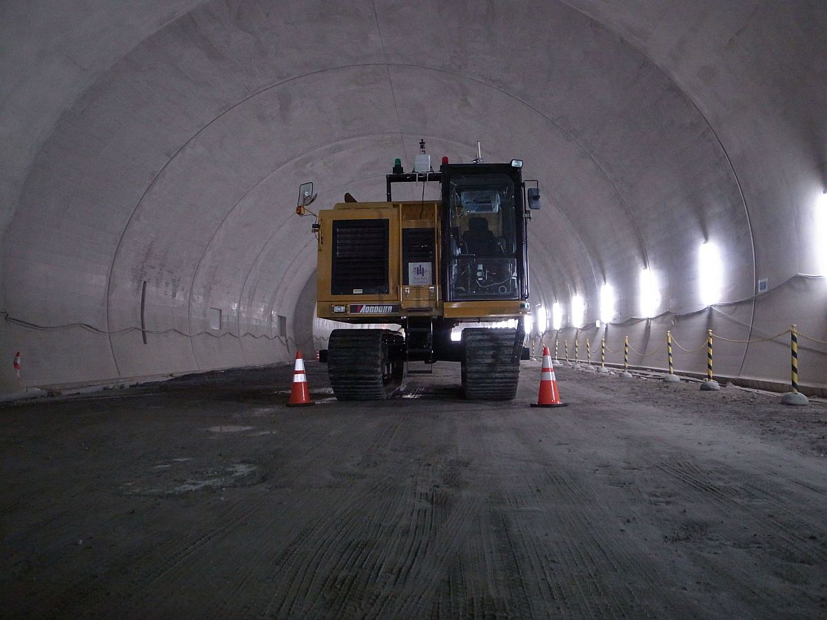 7t積み無人ダンプがトンネルの現場を快走、大成建設がSLAM活用 | 日経