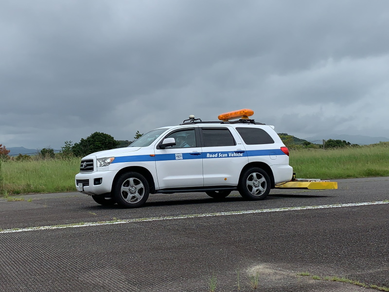 時速80kmで走り舗装の損傷を自動で見抜く、広大な滑走路で効果てきめん