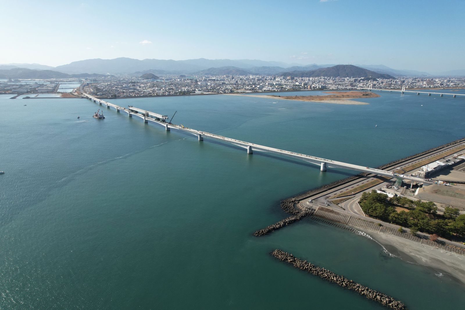 鹿島が3D計測による線形予測を行った四国横断自動車道のPCaセグメント橋「吉野川大橋」。通称「吉野川サンライズ大橋」（写真：西日本高速道路会社）