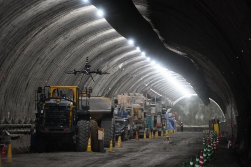 施工中のトンネル坑内でドローンが自律飛行する様子。LiDARにより自己位置を認識できるため、暗くて障害物が多いトンネル坑内でも安全かつ安定的に自律飛行する（写真：センシンロボティクス、フジタ）