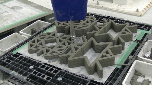 クラボウの寝屋川工場での開発の様子。ロボットアーム形の3Dプリンターを制御して造形する。同社は2021年、建設用3Dプリンターによる造形物の受注生産を開始した（写真：クラボウ）