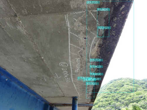 橋梁の静止画からコンクリートの浮きがある箇所を抽出。上方の「80.9（2）」や下端付近の「92.3（2）」といった数値の箇所は、特に危険度が高い（出所：エイト日本技術開発）