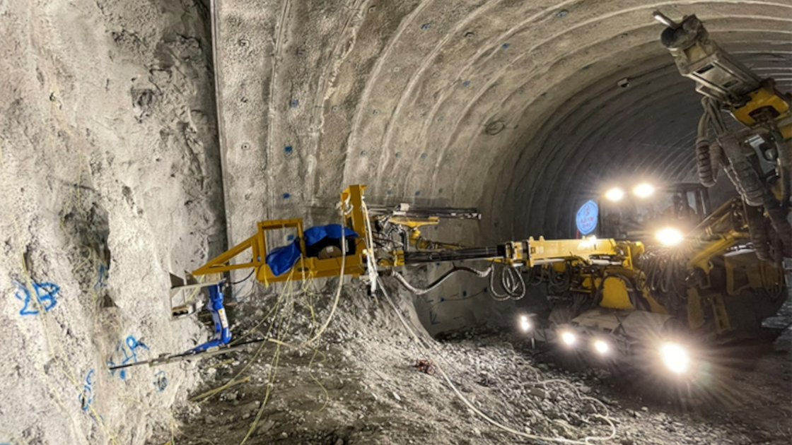 大林組と慶応大学、力触覚でトンネル掘削面の火薬装塡作業を無人化