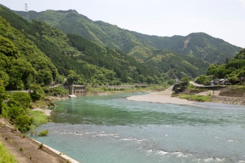 荒瀬ダム跡地を下流側から望む。撤去前は、球磨川をふさぐように可動堰付きのダムが横たわっていた(写真:イクマ サトシ)