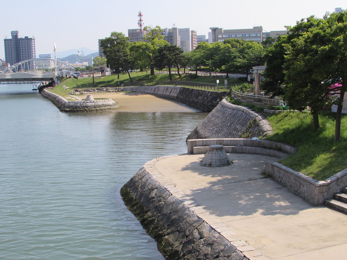 進化を続ける 水辺都市 柵のない遊歩道に箱形護岸 日経クロステック Xtech