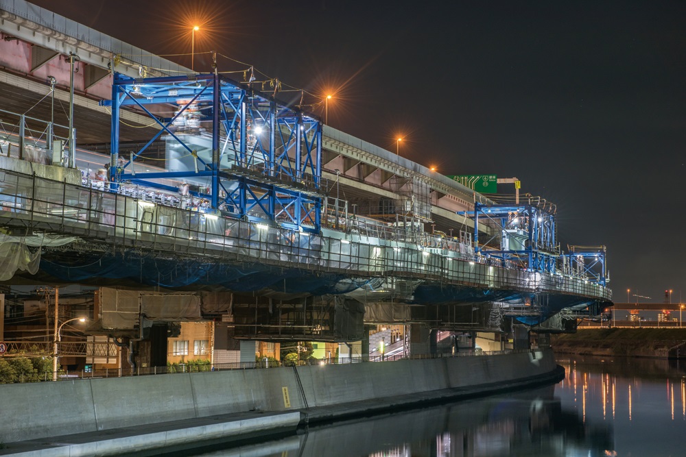 驚異の空中拡幅、首都高の2大渋滞名所が4車線化完了 | 日経クロス